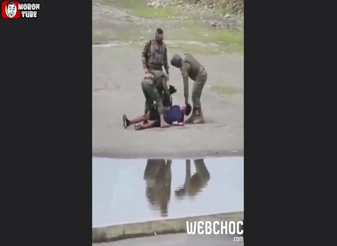 Video :A police officer uses a machete to discipline a criminal
